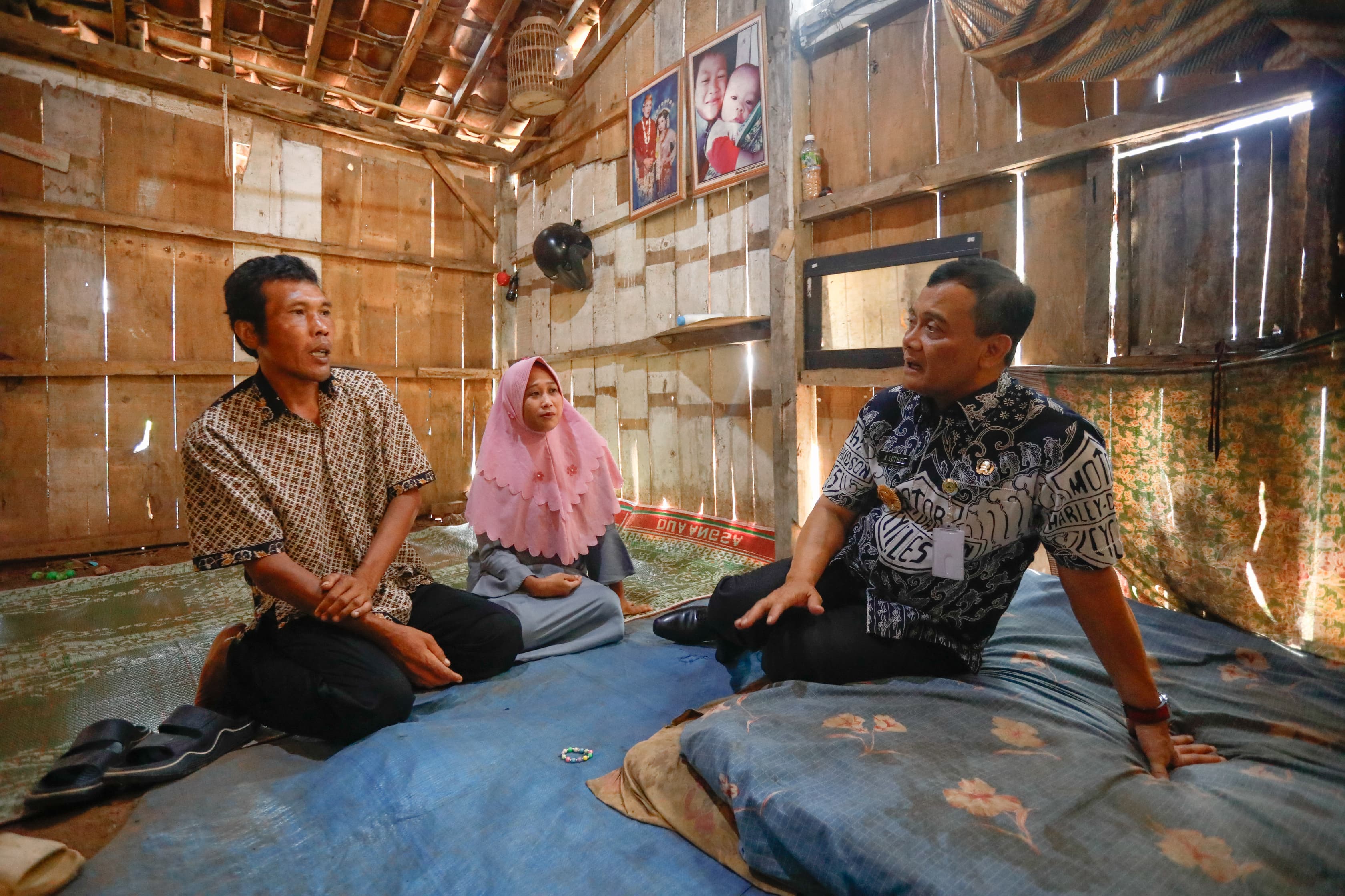 Gubernur Jateng Ahmad Luthfi berdialog dengan pasutri Sunoto-Sofiyati warga Desa Kawengen, Kecamatan Ungaran Timur, Kabupaten Semarang yang belasan tahun temmpati RTLH.