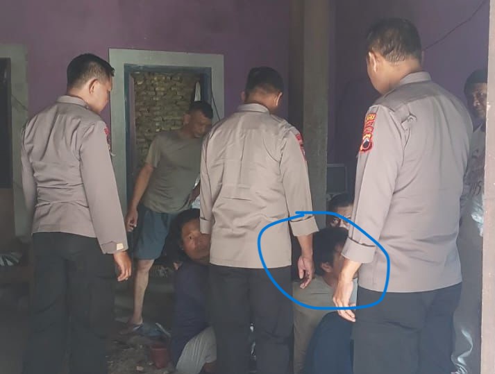 Warga dibantu polisi menenangkan AS (dilingkari), warga Ampel, Boyolali yang mengamuk, Selasa (10/6/2025).