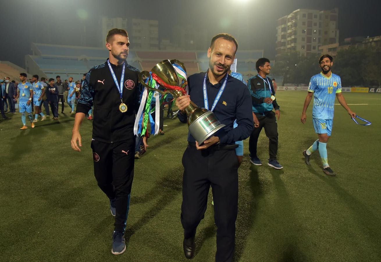 CV BAGUS: Mario Lemos saat membawa klub asal Bangladesh Abahani Limited Dhaka menjadi juara Bengali Independence Cup 2020/2021.&nbsp;