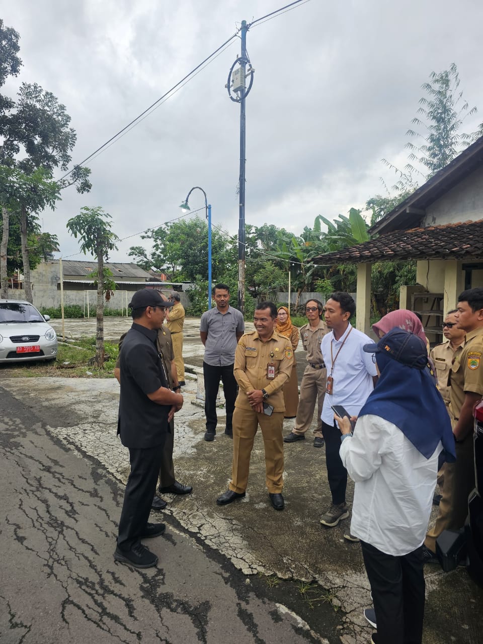 Kepala Dinas Sosial (Dinsos) Kabupaten Sukoharjo Suparmin tinjau calon lahan Sekolah Rakyat di Kelurahan Jombor, Kecamatan Bendosari, belum lama ini.
