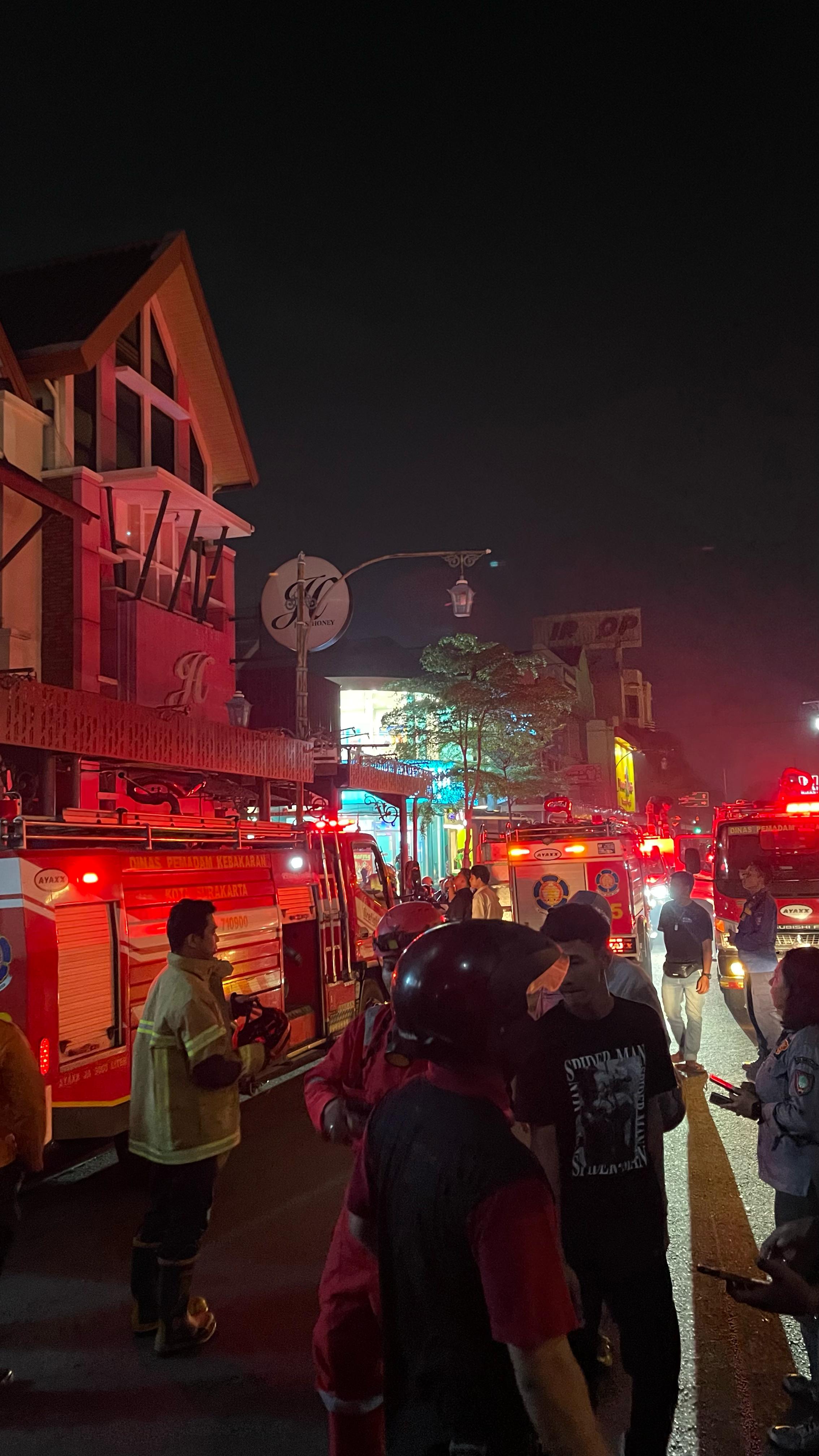 Damkar Solo padamkan api di Optik Melawai, Jalan Gatsu, Rabu (11/6/2025).