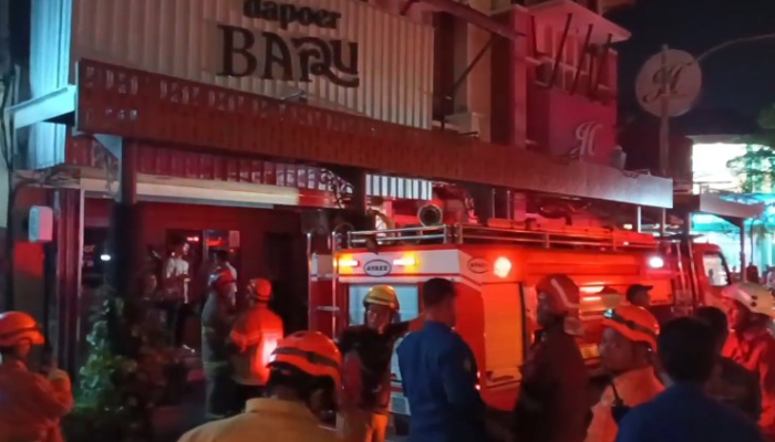 Petugas Damkar Solo berhasil memadamkan api yang membakar Dapoer Barru kawasan Gatsu, Solo.