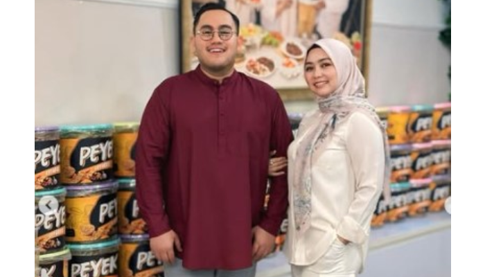 Potret Lala Nurlela dengan Nassar saat acara pembukaan Pawon Bu Cetar.