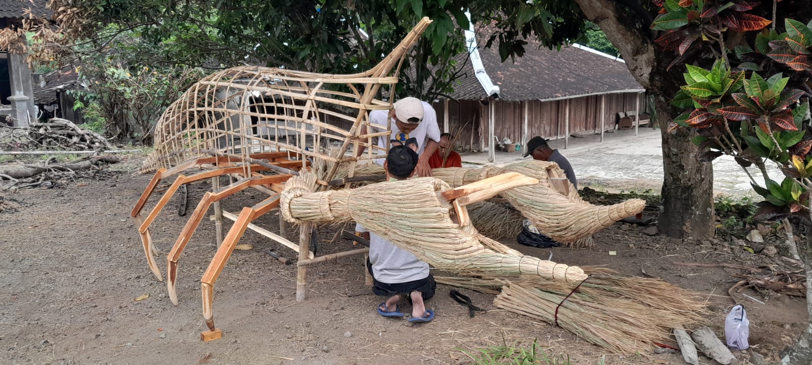 Sejumlah warga Desa Krikilan, Kecamatan Sangiran, Sragen memproduksi replika hewan purba. (Ahmad Khairudin/Radar Solo)