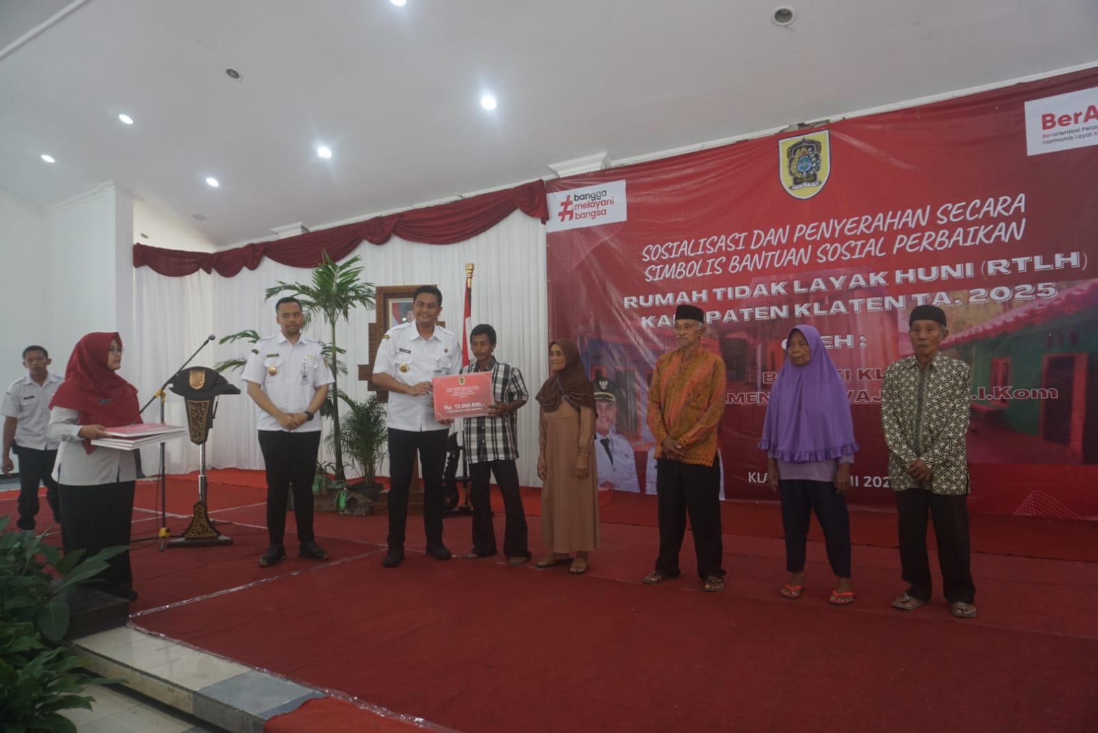 Bupati Klaten Hamenang Wajar Ismoyo serahkan bantuan rehab RTLH, Rabu (11/6/2025). (Angga Purenda/Radar Solo)