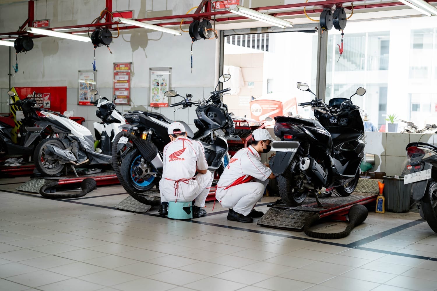 Service penggantian oli motor di AHASS.