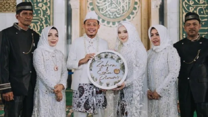 Setelah lamaran, Evan Dimas dan Zahra Hakim kemudian menggelar pernikahan pada 22 Februari 2020