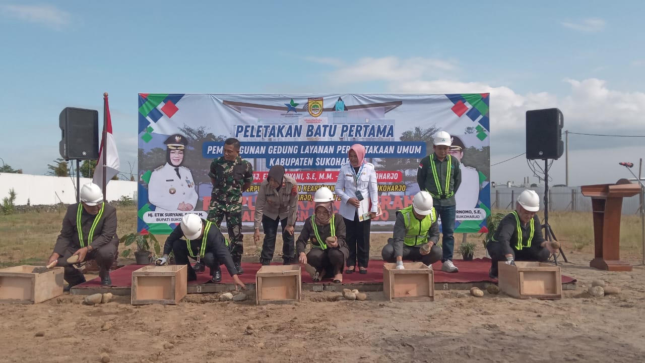 Bupati Sukoharjo Etik Suryani (tengah) pembangunan Gedung Layanan Perpustakaan Umum Kabupaten Sukoharjo di Kelurahan Mandan, Kecamatan Sukoharjo Kota, Rabu (11/6/2025).