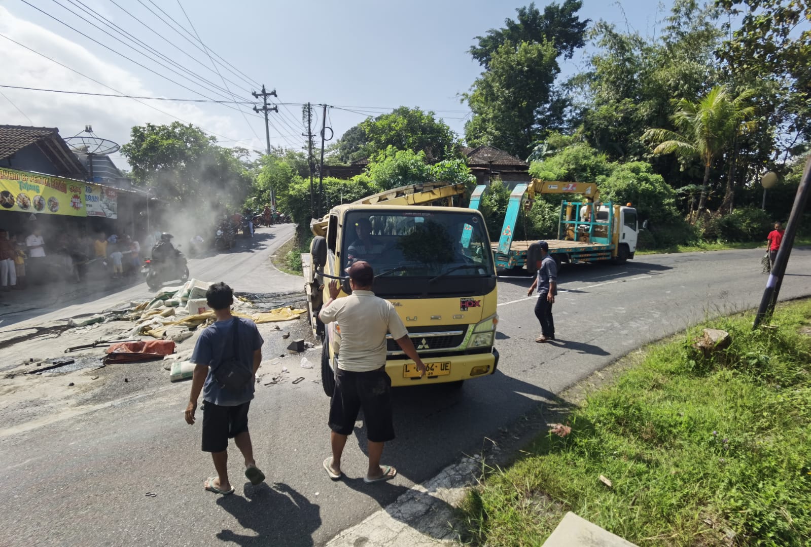 Truk pengangkut semen yang terguling di Sidoharjo Wonogiri berhasil dievakuasi, Rabu (11/6/2025).