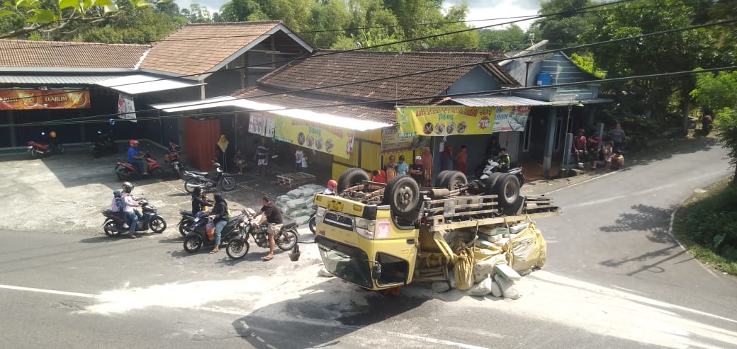 Truk pengangkut semen terbalik di persimpangan wilayah Dusun Talang, Desa Tremes, Kecamatan Sidoharjo, Wonogiri, Rabu (11/6/2025).