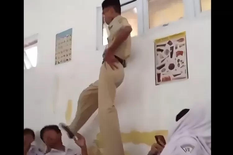 Viral! Oknum Guru di SMPN 1 Karangawen Naik ke Meja dan Tendang Kepala Siswa di Kelas, Disdikbud Langsung Gerak Cepat
