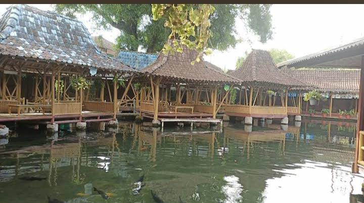 Suasana di Taman Air Tlatar Boyolali yang memiliki fasilitas yang cukup baik