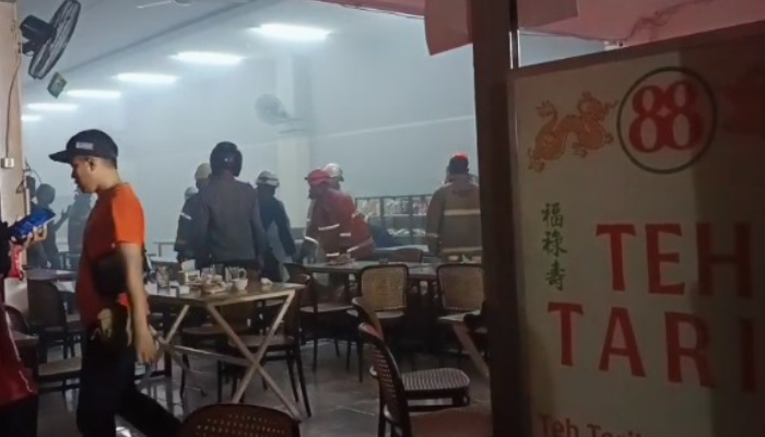 Petugas Dinas Damkar Solo saat melakukan penanganan kebakaran di Teh Tarik 88 kawasan Singosaren, Kemlayan, Serengan, Solo, Kamis (12/6/2025) malam.