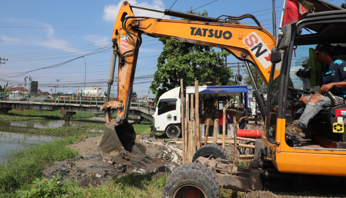 Dinas Pusdataru Jateng lakukan pengerukan sedimentasi Sungai Dombo, Sayung, Demak.