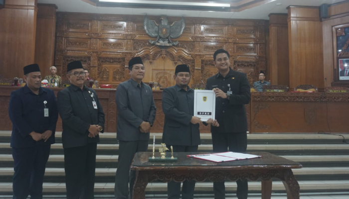 Ketua DPRD Klaten Edy Sasongko serahkan berita acara nota kesepakatan bersama KUPA-PPAS Perubahan APBD 2025 usai ditandatangani bersama Bupati Hamenang Wajar Ismoyo.