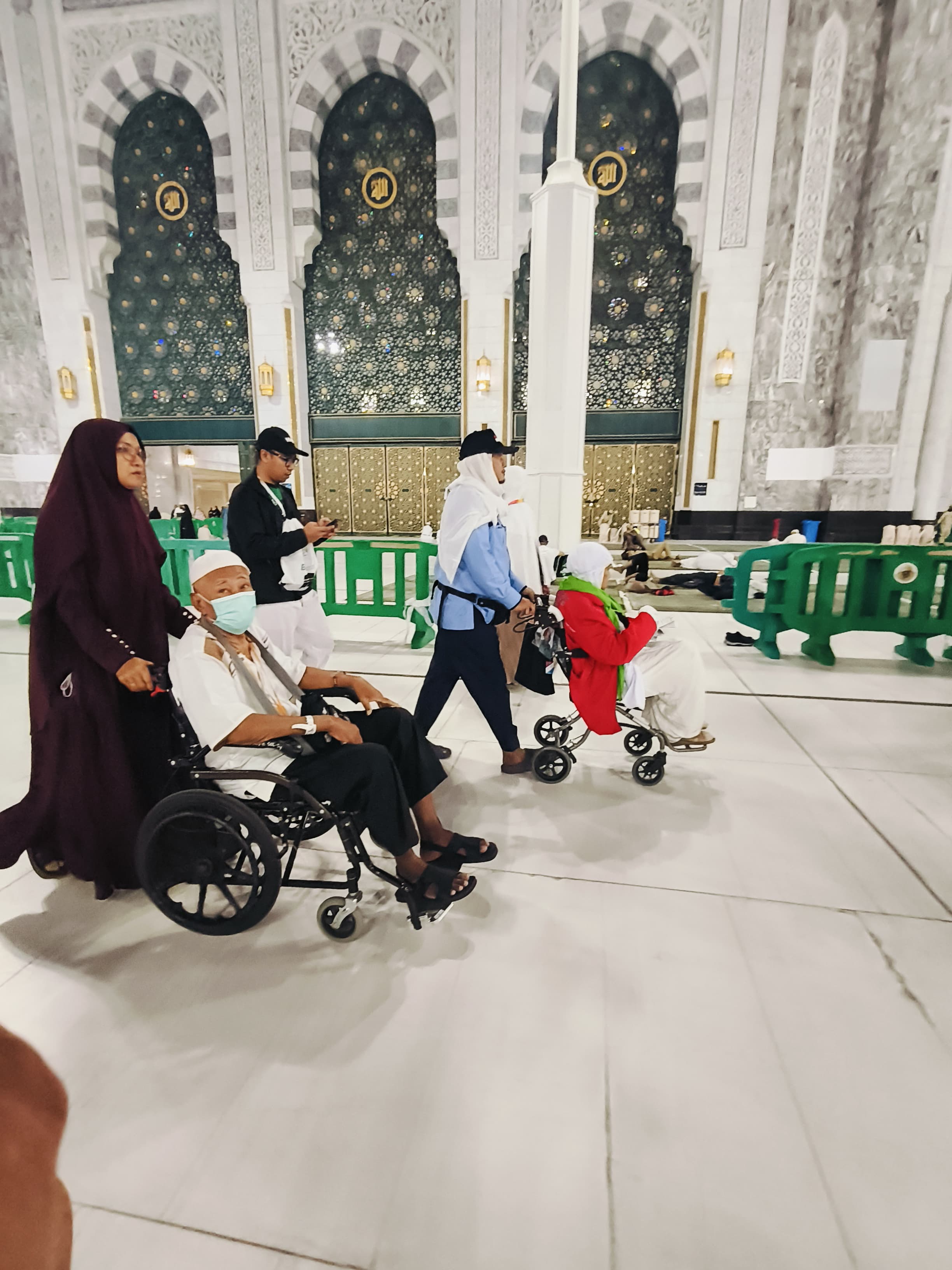 Jamaah Haji asal Polokarto Dewi Susilowati mendorong orang tuanya saat Thowaf Ifadhoh, didampingi Pembimbing Haji Daerah Mukhtar Hartanto.