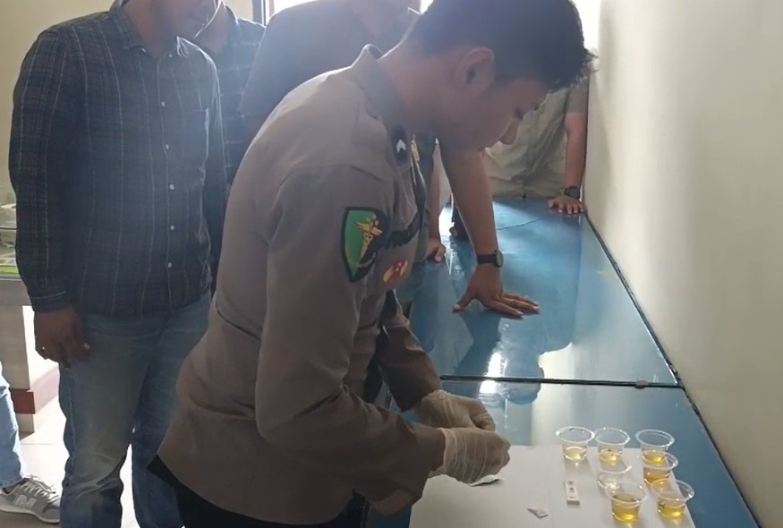 Tes urine mendadak yang menyasar personel Satuan Reserse Kriminal (Satreskrim) Polres Sukoharjo, Kamis (12/6).