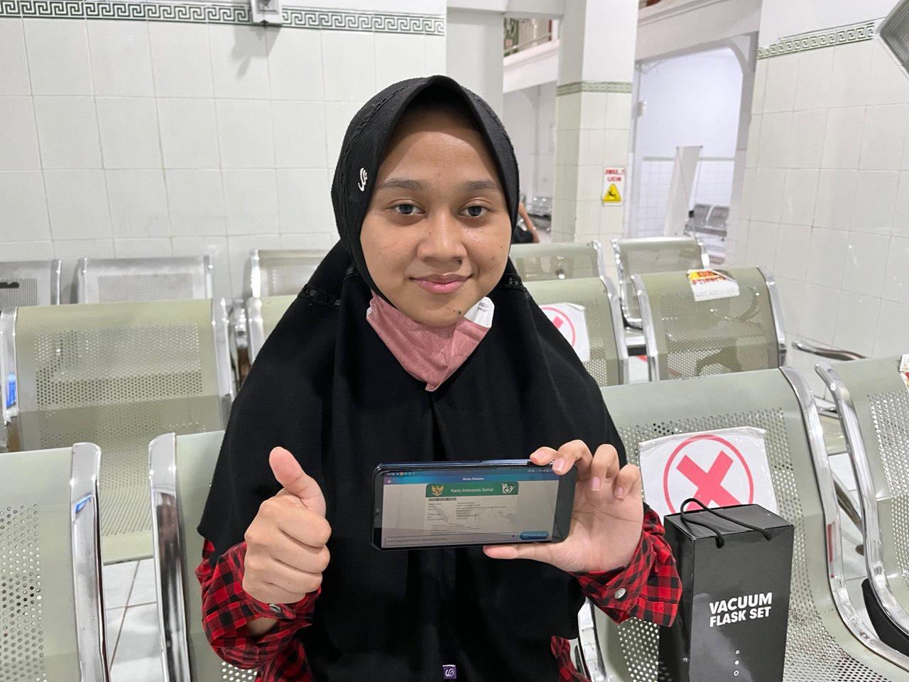 Fany Nurlaitasari saat memperlihatkan Kartu Jaminan Kesehatan Nasional (JKN) yang dimilikinya.