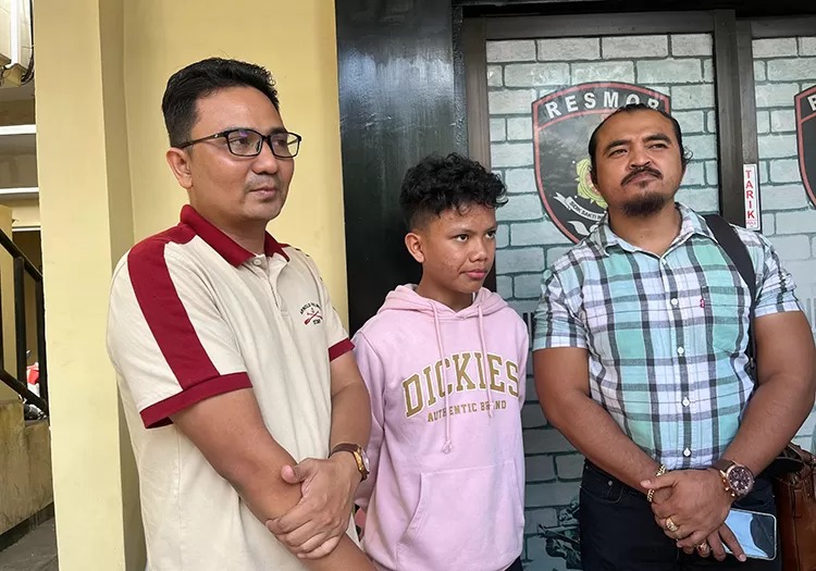 Farel Prayoga didampingi pengacara usai mengunjungi ayahnya, Joko Suyoto, di sel tahanan Polresta Banyuwangi, Kamis (12/6).