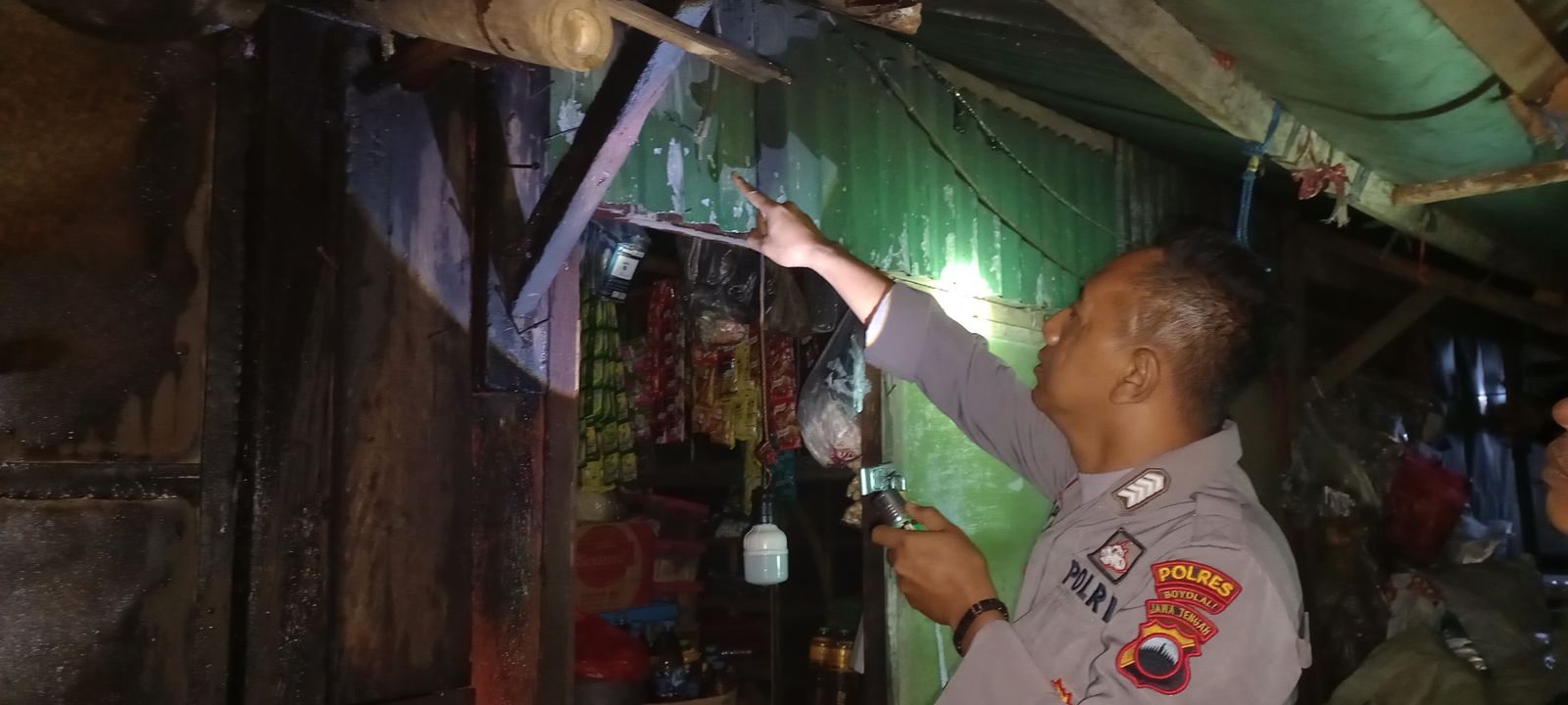 Sisa-sisa kebakaran di kios milik Suwarji di Pasar Pasar Gagan, Desa Donohudan, Kecamatan Ngemplak, Boyolali, Kamis (12/6/2025) dini hari.