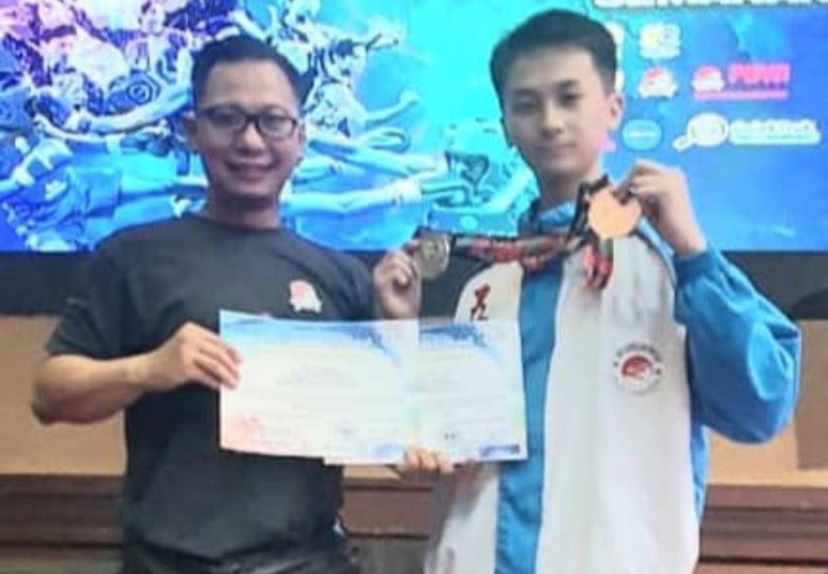 Atlet Sasana Eagle Fist Kungfu Fighting Solo Glenn Christensen Santoso raih medali di Kejuaraan Wushu Nasional Piala Rektor Unnes V