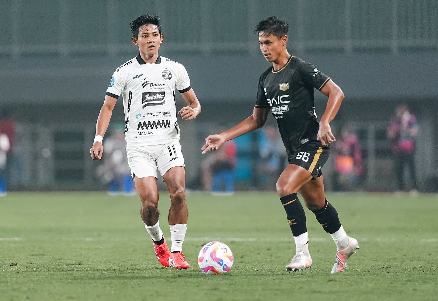 FOKUS: Bek Dewa United Alfriyanto Nico (kanan) saat melawan Persija Jakarta di Liga 1 musim lalu.
