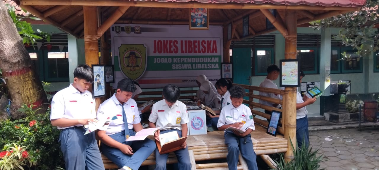 TAMBAH ILMU: Siswa SMPN 15 Kota Solo tengah membaca saat jam istirahat.