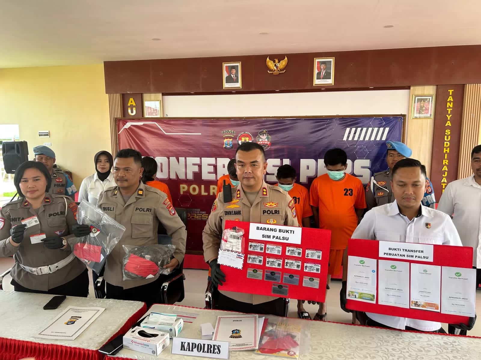 SIM PALSU : Sejumlah barang bukti yang digunakan para pelaku mencetak SIM palsu berhasil diamankan.