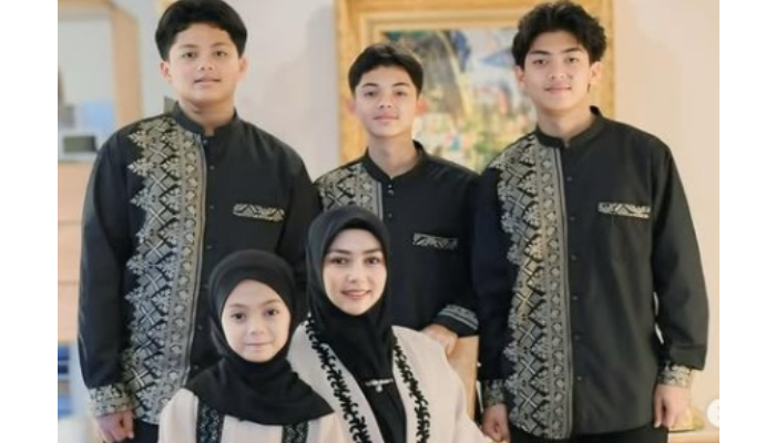 Lala Nurlela bersama empat buah hatinya.