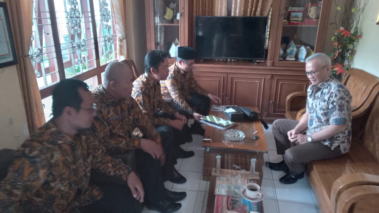 Anggota Komisi II DPR RI Aria Bima (kanan) sambangi kantor Bawaslu Sukoharjo, Jumat (13/6).