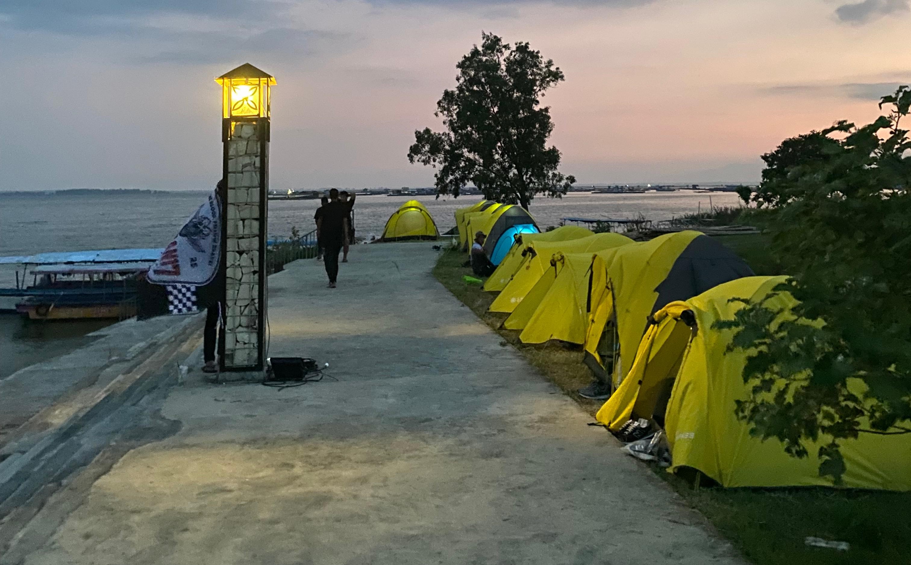 Suasana Glamping di Waduk Gajah Mungkur.