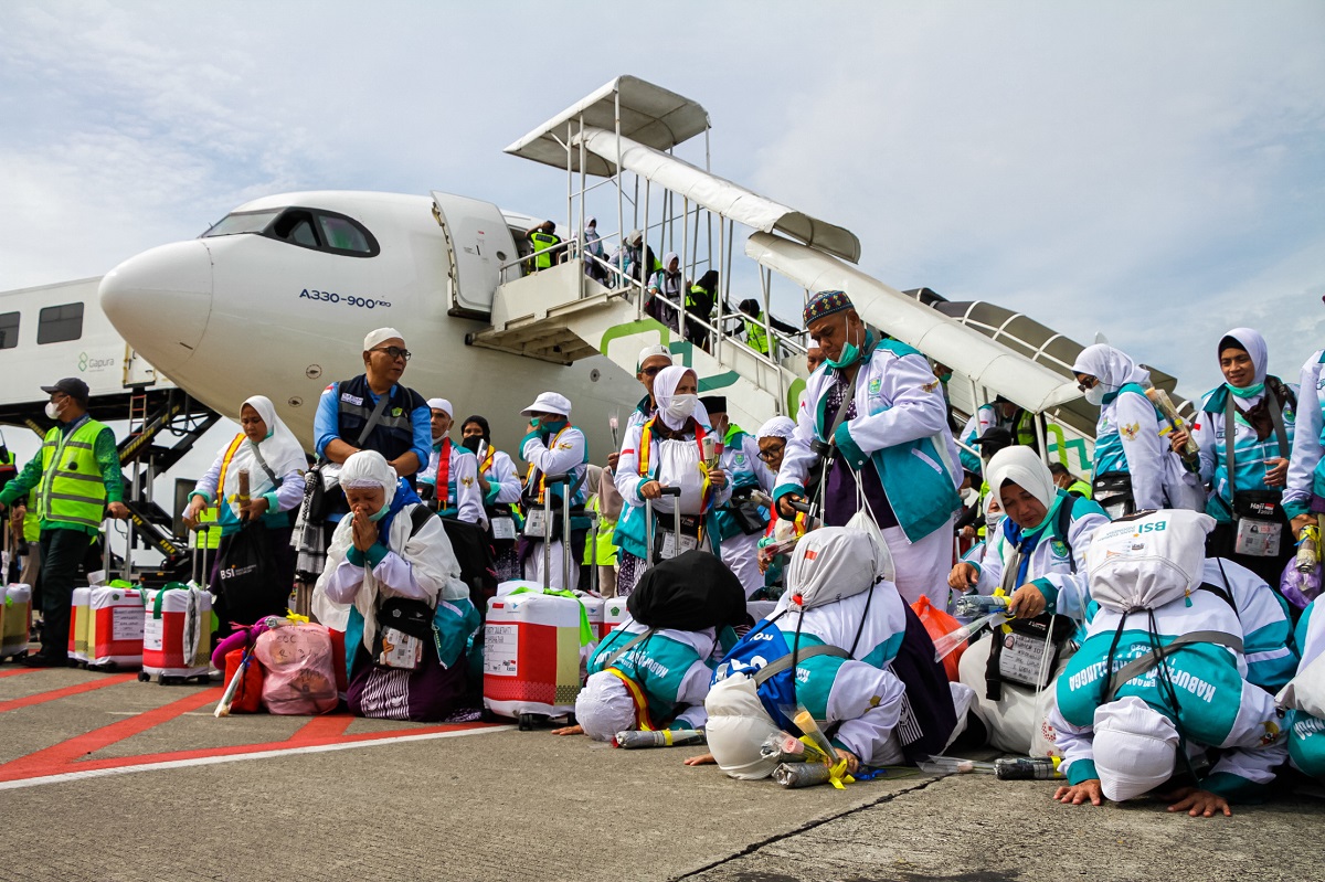 Sebanyak 358 jemaah haji dari Kelompok Terbang (Kloter) 1 Embarkasi Solo tiba di Bandara Adi Soemarmo, Jumat (13/6/2025).