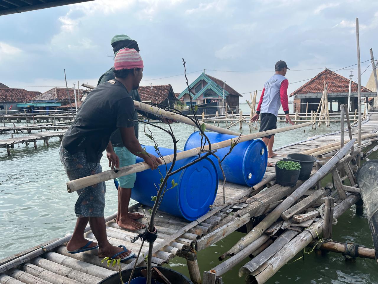 Proses pembuatan rumah apung di Desa Timbulsloko,  Kecamatan Sayung, Kabupaten Demak. Warga setempat terdampak langsung rob.