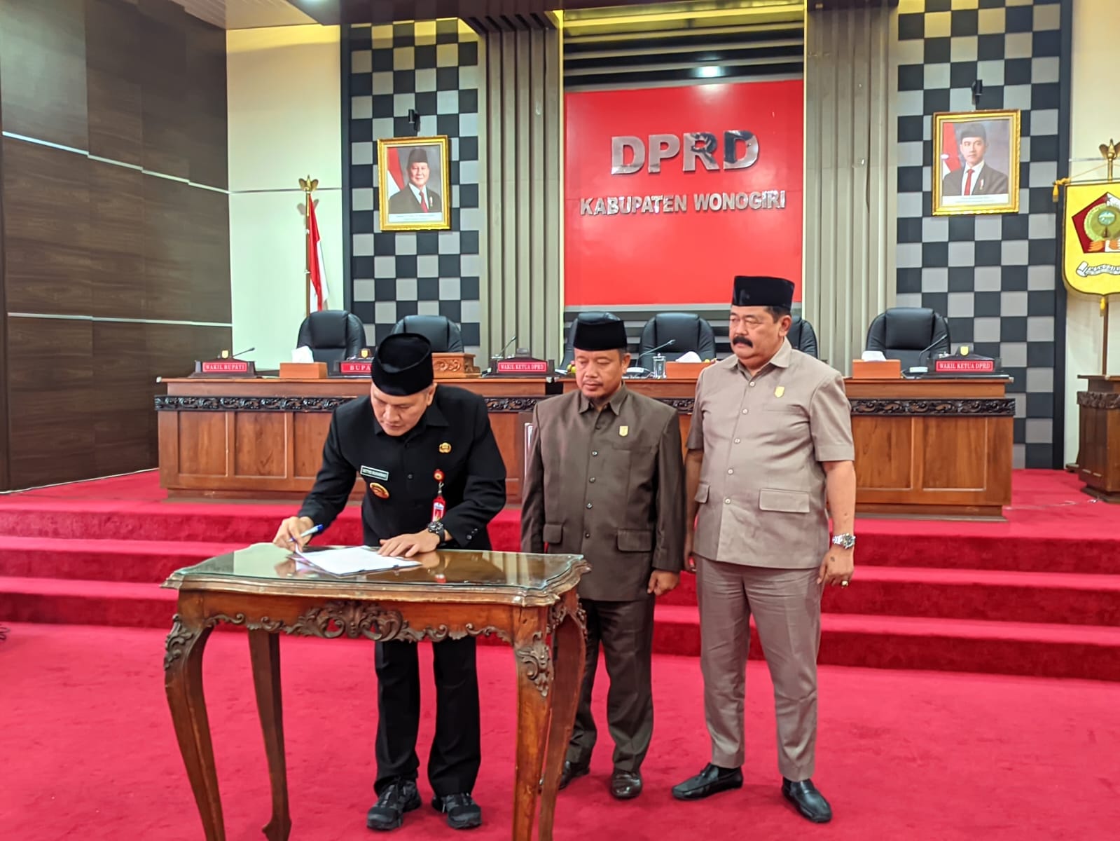 Sidang paripurna dengan agenda persetujuan terhadap Raperda tentang Pertanggungjawaban Pelaksanaan APBD Kabupaten Wonogiri 2024 di Graha Paripurna DPRD Wonogiri Jumat (13/6/2025).
