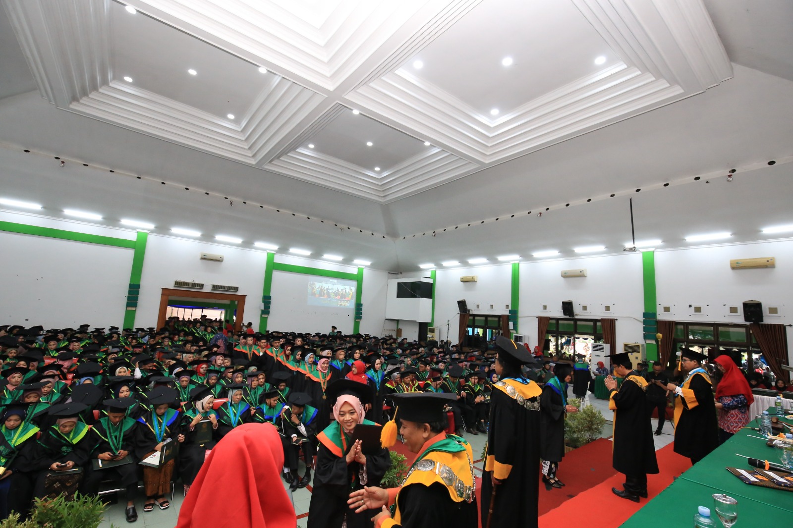 Mahasiswa UIN Raden Mas Said Surakarta ikuti prosesi wisuda.