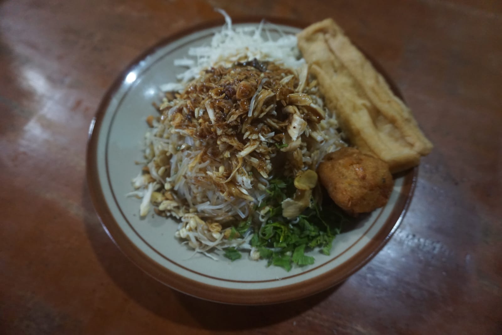 Seporsi soto garingan dengan lauk pauk berupa tahu dan perkedel di warung Soto Bu Wiro, Kelurahan Bareng, Klaten Tengah. (Angga Purenda/Radar Solo)