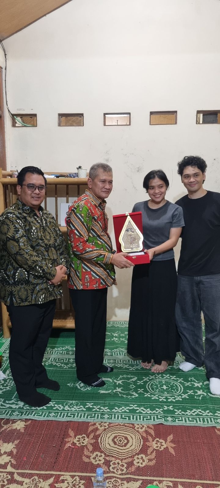 Bupati-Wabup Wonogiri Setyo-Imron berikan cenderamata kepada Gregoria Mariska, pebulu tangkis nasional yang menikah dengaan Mikha Angelo, Jumat (13/6/2025).