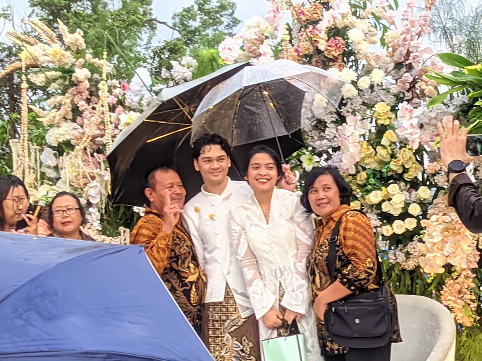 Syukuran pernikahan pebulu tangkis nasional Gregoria Mariska Tunjung dengan penyanyi Mikha Angelo di area Patung Bedol Deso, Waduk Gajah Mungkur, Wonogiri, Sabtu (14/6/2025).