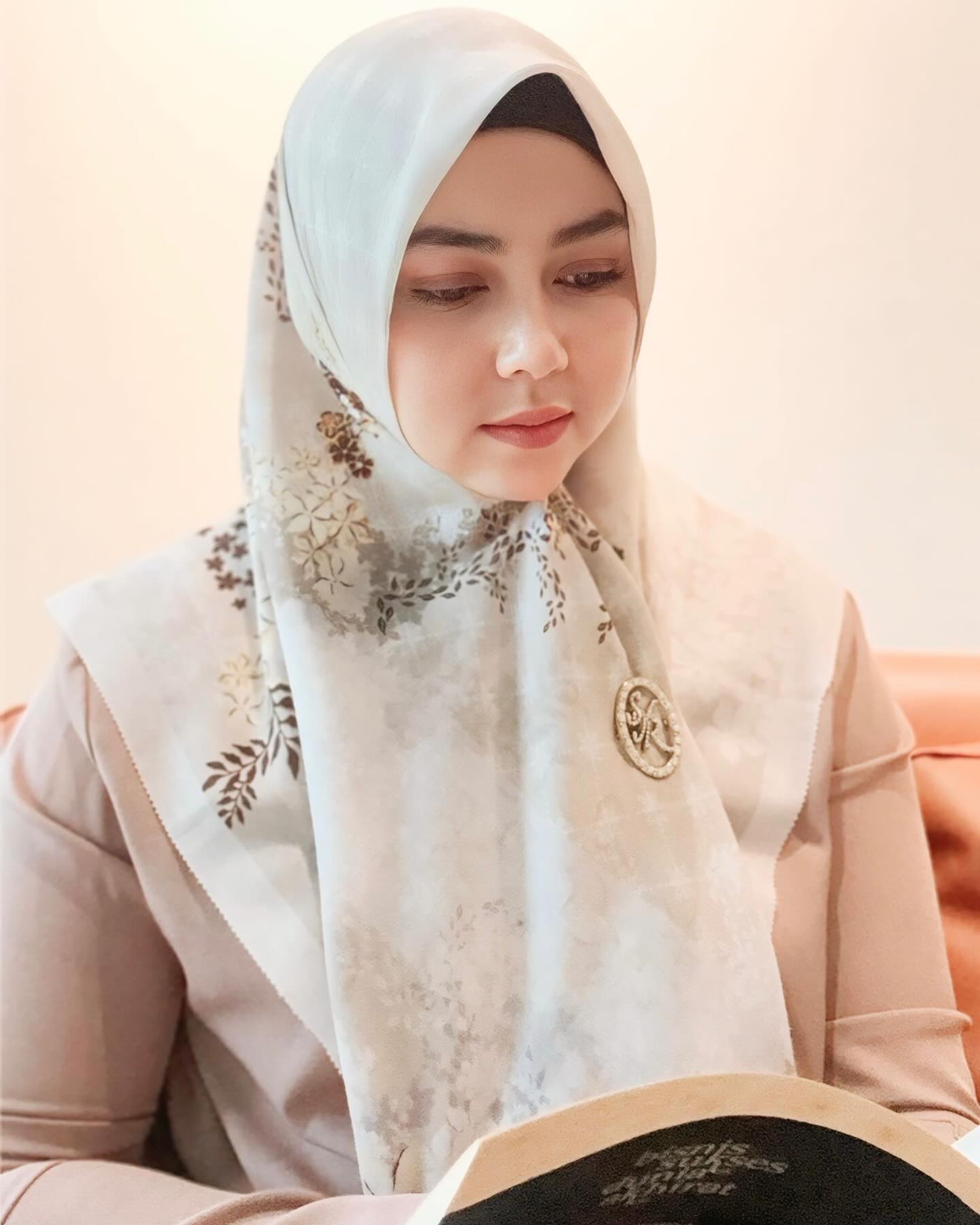 Intip 7 gaya hijab elegan ala Lala Nurlela, calon istri Nassar. Inspiratif untuk hijabers yang ingin tampil sopan dan stylish.