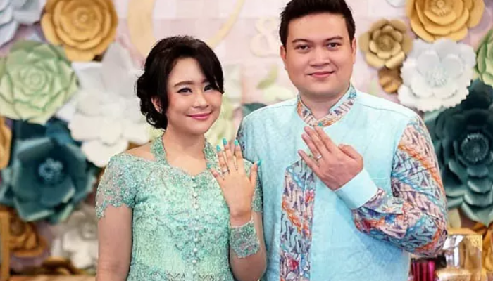 Chikita Meidy dan Indra Adhitya saat bertunangan.