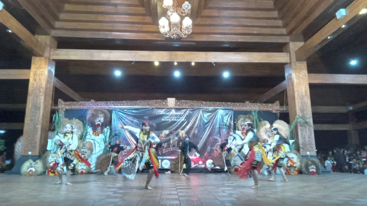 Penampilan salah satu kelompok seni reog Ponorogo di acara HUT Ingsun Sukoharjo ke-7 di Taman Budaya Suryani, Sukoharjo
