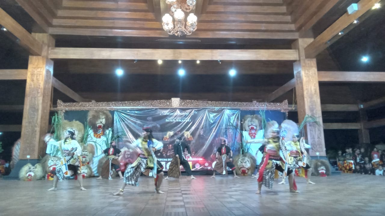 Penampilan salah satu kelompok seni reog Ponorogo di acara HUT Ingsun Sukoharjo ke-7 di Taman Budaya Suryani, Sukoharjo