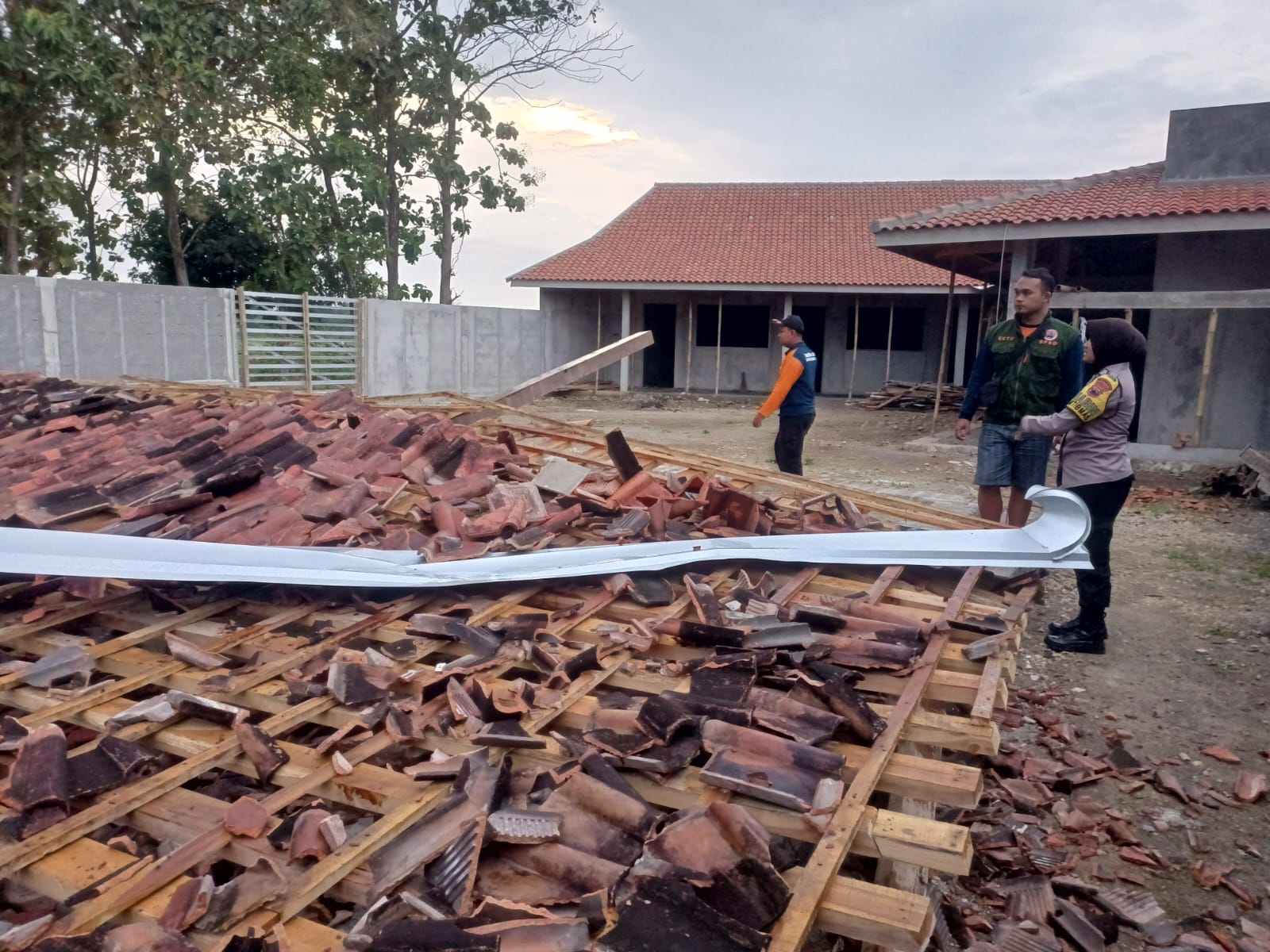 TK At Taqwa di Kecamatan Nguter ambruk rata tanah usai hujan deras disertai angin kencang di Sukoharjo, Sabtu (14/6/2025) sore.