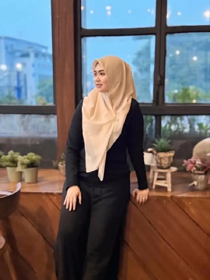 Intip 7 gaya hijab elegan ala Lala Nurlela, calon istri Nassar. Inspiratif untuk hijabers yang ingin tampil sopan dan stylish.