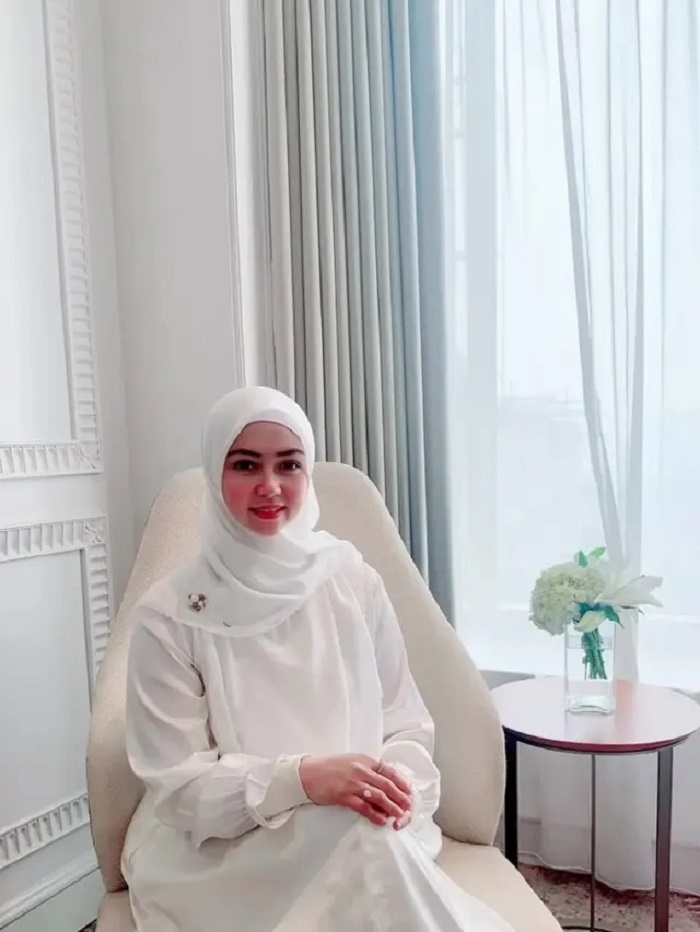 Intip 7 gaya hijab elegan ala Lala Nurlela, calon istri Nassar. Inspiratif untuk hijabers yang ingin tampil sopan dan stylish.