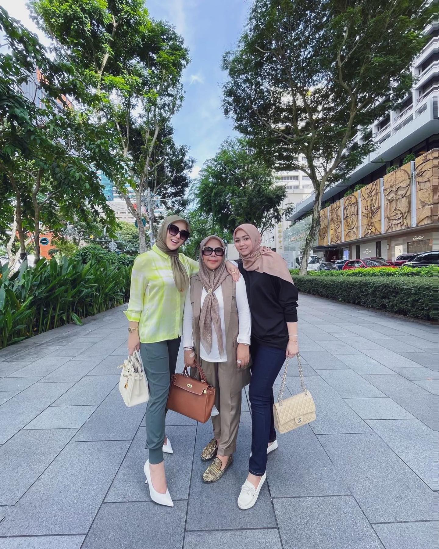 Intip 7 gaya hijab elegan ala Lala Nurlela, calon istri Nassar. Inspiratif untuk hijabers yang ingin tampil sopan dan stylish.