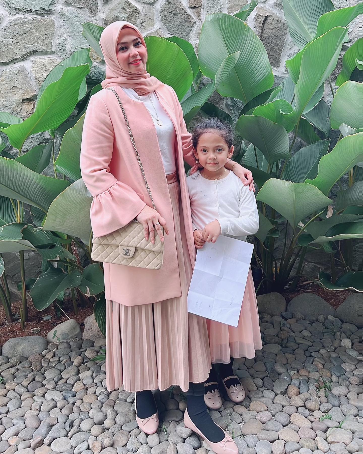 Intip 7 gaya hijab elegan ala Lala Nurlela, calon istri Nassar. Inspiratif untuk hijabers yang ingin tampil sopan dan stylish.