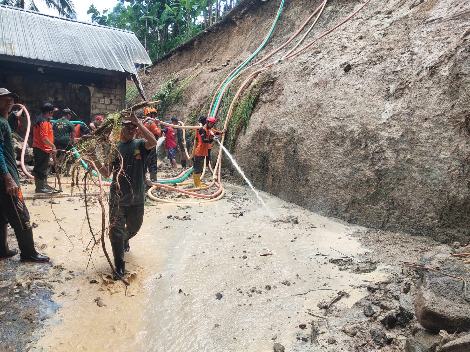 BPBD Karanganyar bersama relawan gabungan menangani dampak longsor di lereng Gunung Lawu. (Rudi Hartono/Radar Solo)