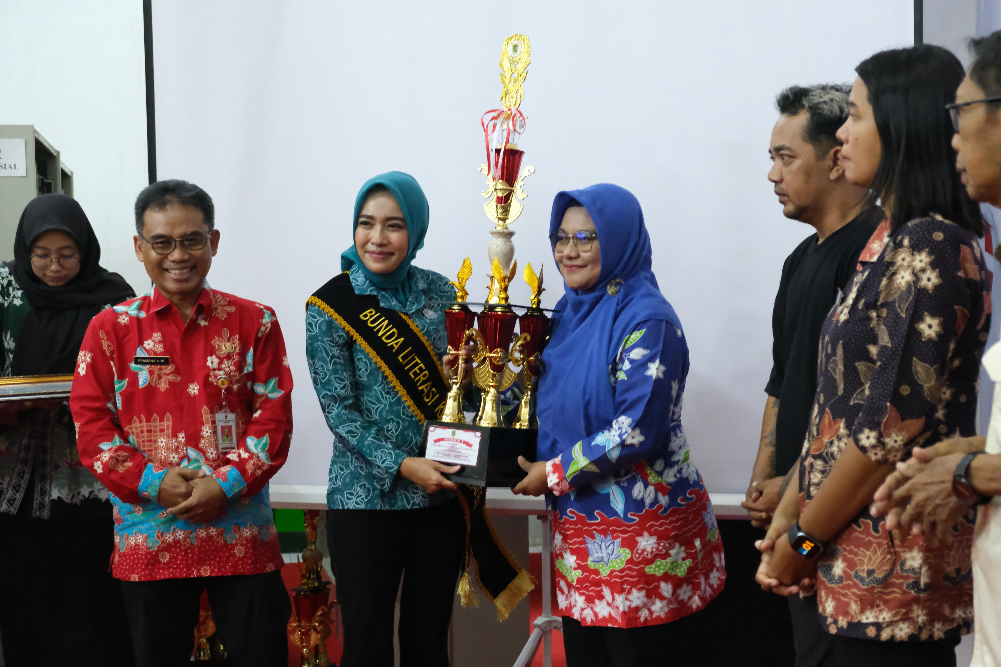 APRESIASI: Penyerahan piala, piagam dan penghargaan kepada pemenang lomba perpustakaan desa di kantor dispersip.