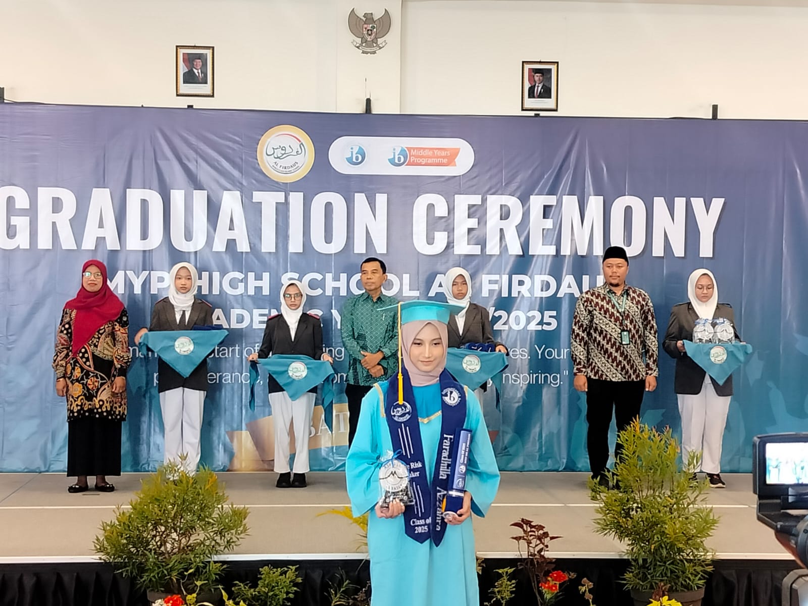 Middle Years Programme High School (MYP-HS/SMA) Al Firdaus Sukoharjo mewisuda sebanyak 26 siswa kelas XII angkatan ke-15 di Cerita Rasa Hall, Sabtu (14/6).